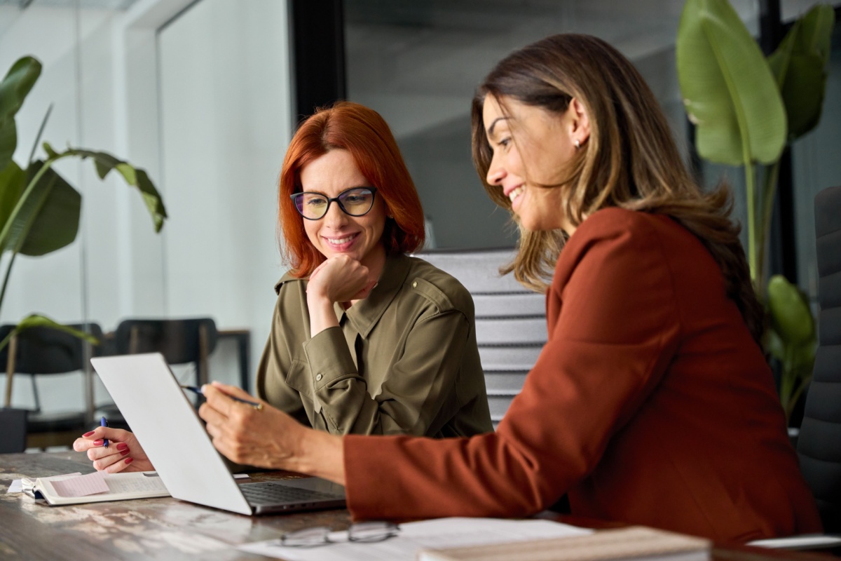 Financial planner working with female client